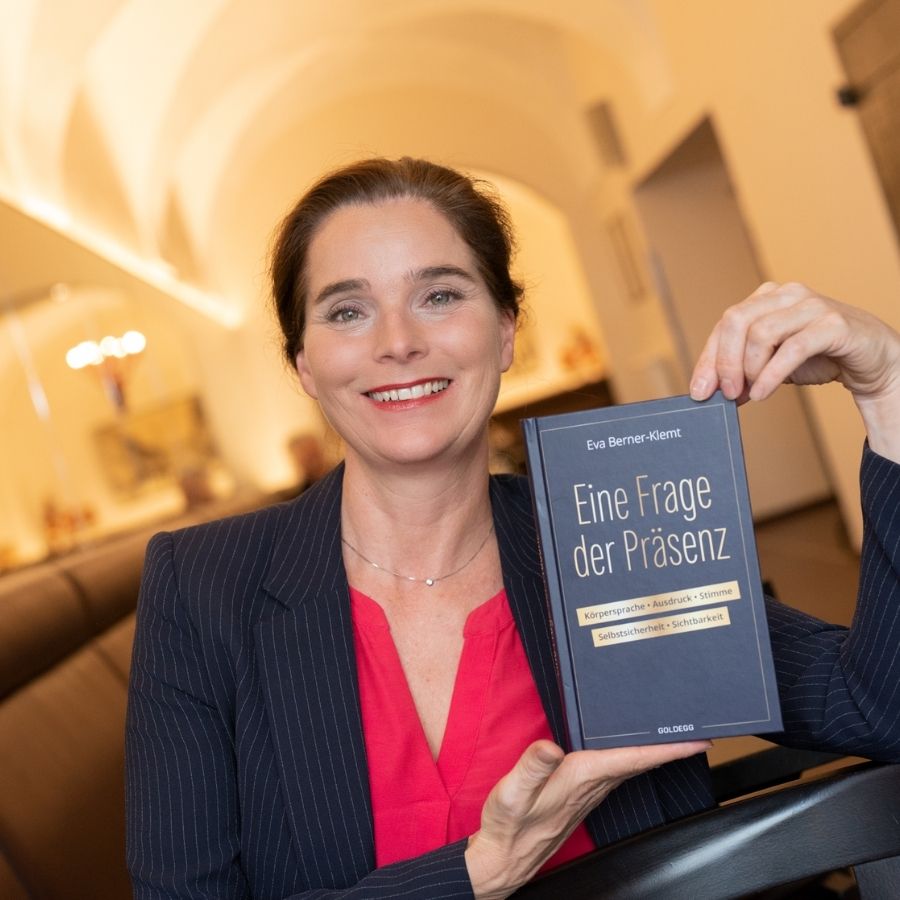 Eva Berner-Klemt – Stimm- und Sprechtraining Eva Berner-Klemt hält ihr Buch „Eine Frage der Präsenz“ in die Kamera.